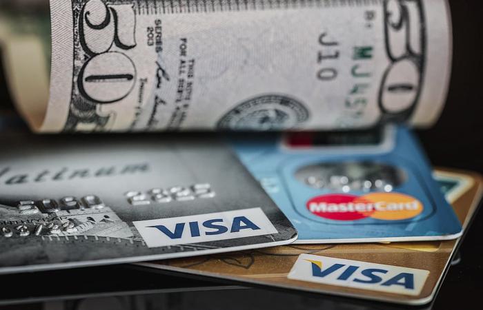 Абсолютбанк приостановил работу с VISA и переводы Western Union